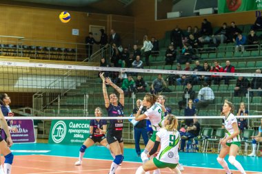 Odessa, Ukrayna 27 Kasım 2018: 2019 CEV Voleybol CUP - Kadınlar 16. Finali Khimik YUZHNY (UKR) - yeşil Swietelsky BEKESCSABA (HUN) - mavi. Resmi Avrupa Voleybol Turnuvası Balosu