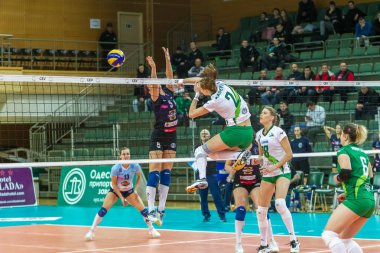 Odessa, Ukrayna 27 Kasım 2018: 2019 CEV Voleybol CUP - Kadınlar 16. Finali Khimik YUZHNY (UKR) - yeşil Swietelsky BEKESCSABA (HUN) - mavi. Resmi Avrupa Voleybol Turnuvası Balosu