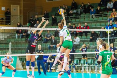 Odessa, Ukrayna 27 Kasım 2018: 2019 CEV Voleybol CUP - Kadınlar 16. Finali Khimik YUZHNY (UKR) - yeşil Swietelsky BEKESCSABA (HUN) - mavi. Resmi Avrupa Voleybol Turnuvası Balosu