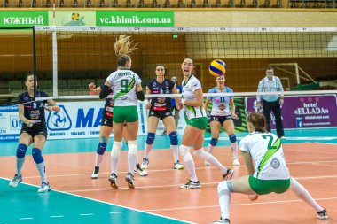 Odessa, Ukrayna 27 Kasım 2018: 2019 CEV Voleybol CUP - Kadınlar 16. Finali Khimik YUZHNY (UKR) - yeşil Swietelsky BEKESCSABA (HUN) - mavi. Resmi Avrupa Voleybol Turnuvası Balosu