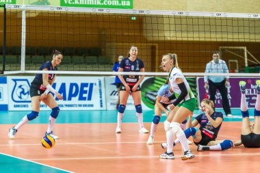 Odessa, Ukrayna 27 Kasım 2018: 2019 CEV Voleybol CUP - Kadınlar 16. Finali Khimik YUZHNY (UKR) - yeşil Swietelsky BEKESCSABA (HUN) - mavi. Resmi Avrupa Voleybol Turnuvası Balosu