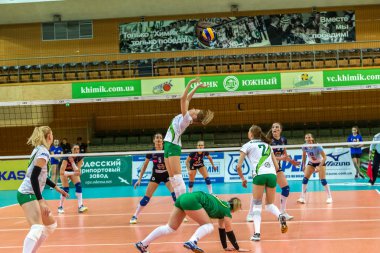 Odessa, Ukrayna 27 Kasım 2018: 2019 CEV Voleybol CUP - Kadınlar 16. Finali Khimik YUZHNY (UKR) - yeşil Swietelsky BEKESCSABA (HUN) - mavi. Resmi Avrupa Voleybol Turnuvası Balosu