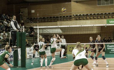 Odessa, Ukrayna 27 Kasım 2018: 2019 CEV Voleybol CUP - Kadınlar 16. Finali Khimik YUZHNY (UKR) - yeşil Swietelsky BEKESCSABA (HUN) - mavi. Resmi Avrupa Voleybol Turnuvası Balosu