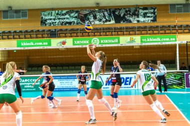 Odessa, Ukrayna 27 Kasım 2018: 2019 CEV Voleybol CUP - Kadınlar 16. Finali Khimik YUZHNY (UKR) - yeşil Swietelsky BEKESCSABA (HUN) - mavi. Resmi Avrupa Voleybol Turnuvası Balosu