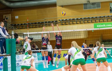 Odessa, Ukrayna 27 Kasım 2018: 2019 CEV Voleybol CUP - Kadınlar 16. Finali Khimik YUZHNY (UKR) - yeşil Swietelsky BEKESCSABA (HUN) - mavi. Resmi Avrupa Voleybol Turnuvası Balosu