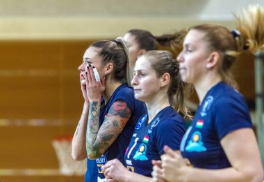 Odessa, Ukrayna 27 Kasım 2018: 2019 CEV Voleybol CUP - Kadınlar 16. Finali Khimik YUZHNY (UKR) - yeşil Swietelsky BEKESCSABA (HUN) - mavi. Resmi Avrupa Voleybol Turnuvası Balosu