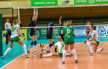 Odessa, Ukrayna 27 Kasım 2018: 2019 CEV Voleybol CUP - Kadınlar 16. Finali Khimik YUZHNY (UKR) - yeşil Swietelsky BEKESCSABA (HUN) - mavi. Resmi Avrupa Voleybol Turnuvası Balosu