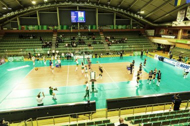 Odessa, Ukrayna 27 Kasım 2018: 2019 CEV Voleybol CUP - Kadınlar 16. Finali Khimik YUZHNY (UKR) - yeşil Swietelsky BEKESCSABA (HUN) - mavi. Resmi Avrupa Voleybol Turnuvası Balosu