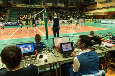 Odessa, Ukrayna 27.2018: 2019 CEV Voleybol CUP - Kadınlar 16. Finali Khimik YUZHNY (UKR) - yeşil Swietelsky BEKESCSABA (HUN) - mavi. Resmi Avrupa Voleybol Turnuvası Balosu. Voleybol istatistikleri