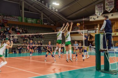 Odessa, Ukrayna 27 Kasım 2018: 2019 CEV Voleybol CUP - Kadınlar 16. Finali Khimik YUZHNY (UKR) - yeşil Swietelsky BEKESCSABA (HUN) - mavi. Resmi Avrupa Voleybol Turnuvası Balosu