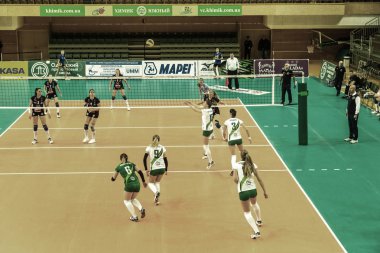 Odessa, Ukrayna 27 Kasım 2018: 2019 CEV Voleybol CUP - Kadınlar 16. Finali Khimik YUZHNY (UKR) - yeşil Swietelsky BEKESCSABA (HUN) - mavi. Resmi Avrupa Voleybol Turnuvası Balosu