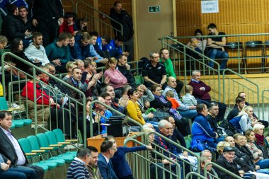 Odessa, Ukrayna 27 Kasım 2018: voleybol Avrupa Şampiyonası sırasında standları hayranları çığlık heyecanlı. Kalabalık spor kulübü taraftarların duygusal tepki onların takım oyunu