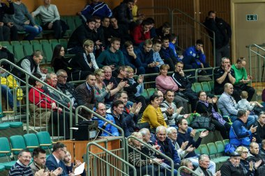 Odessa, Ukrayna 27 Kasım 2018: voleybol Avrupa Şampiyonası sırasında standları hayranları çığlık heyecanlı. Kalabalık spor kulübü taraftarların duygusal tepki onların takım oyunu