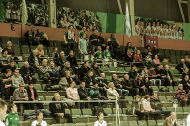 Odessa, Ukrayna 27 Kasım 2018: voleybol Avrupa Şampiyonası sırasında standları hayranları çığlık heyecanlı. Kalabalık spor kulübü taraftarların duygusal tepki onların takım oyunu