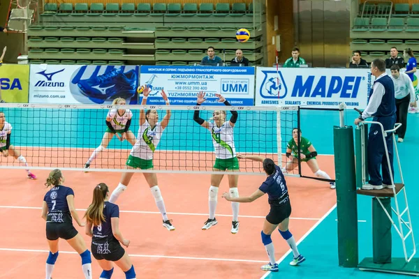 Odessa, Ukrayna 27 Kasım 2018: 2019 CEV Voleybol CUP - Kadınlar 16. Finali Khimik YUZHNY (UKR) - yeşil Swietelsky BEKESCSABA (HUN) - mavi. Resmi Avrupa Voleybol Turnuvası Balosu