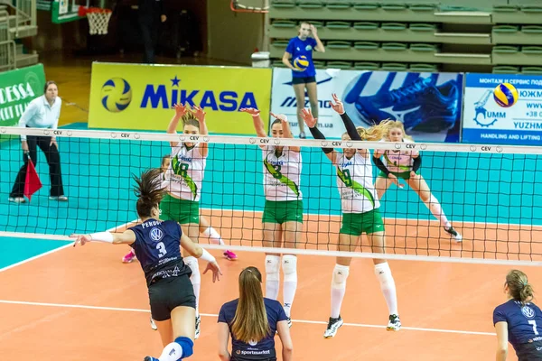 Odessa, Ukrayna 27 Kasım 2018: 2019 CEV Voleybol CUP - Kadınlar 16. Finali Khimik YUZHNY (UKR) - yeşil Swietelsky BEKESCSABA (HUN) - mavi. Resmi Avrupa Voleybol Turnuvası Balosu