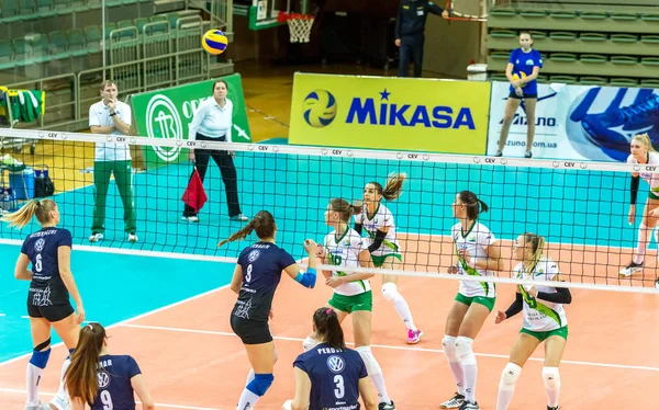 Odessa, Ukrayna 27 Kasım 2018: 2019 CEV Voleybol CUP - Kadınlar 16. Finali Khimik YUZHNY (UKR) - yeşil Swietelsky BEKESCSABA (HUN) - mavi. Resmi Avrupa Voleybol Turnuvası Balosu