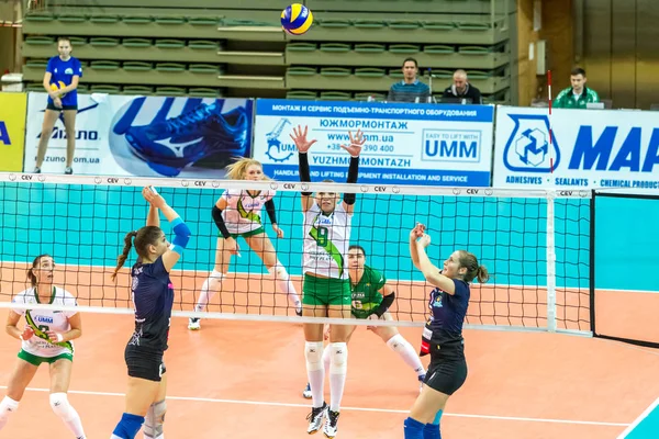 Odessa, Ukrayna 27 Kasım 2018: 2019 CEV Voleybol CUP - Kadınlar 16. Finali Khimik YUZHNY (UKR) - yeşil Swietelsky BEKESCSABA (HUN) - mavi. Resmi Avrupa Voleybol Turnuvası Balosu