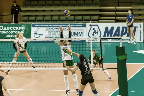 Odessa, Ukrayna 27 Kasım 2018: 2019 CEV Voleybol CUP - Kadınlar 16. Finali Khimik YUZHNY (UKR) - yeşil Swietelsky BEKESCSABA (HUN) - mavi. Resmi Avrupa Voleybol Turnuvası Balosu
