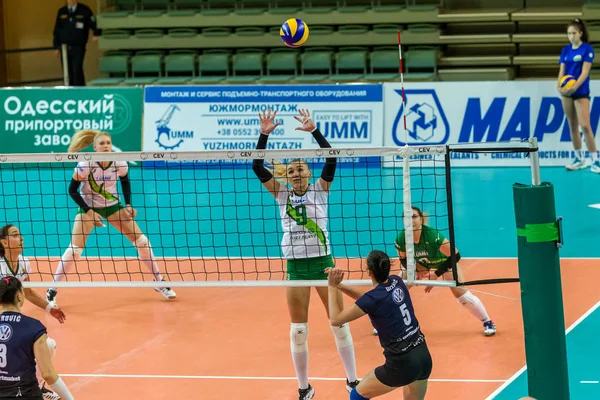 Odessa, Ukrayna 27 Kasım 2018: 2019 CEV Voleybol CUP - Kadınlar 16. Finali Khimik YUZHNY (UKR) - yeşil Swietelsky BEKESCSABA (HUN) - mavi. Resmi Avrupa Voleybol Turnuvası Balosu
