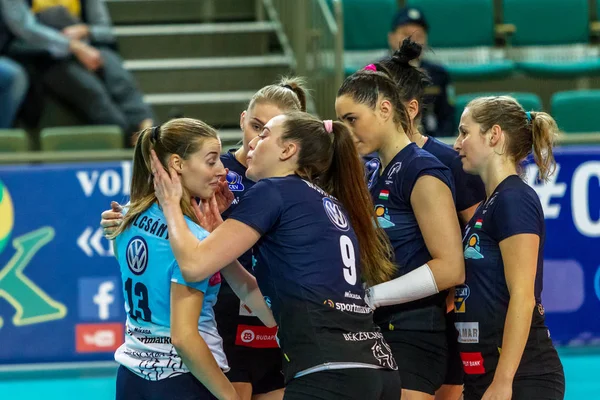 Odessa, Ukrayna 27 Kasım 2018: 2019 CEV Voleybol CUP - Kadınlar 16. Finali Khimik YUZHNY (UKR) - yeşil Swietelsky BEKESCSABA (HUN) - mavi. Resmi Avrupa Voleybol Turnuvası Balosu