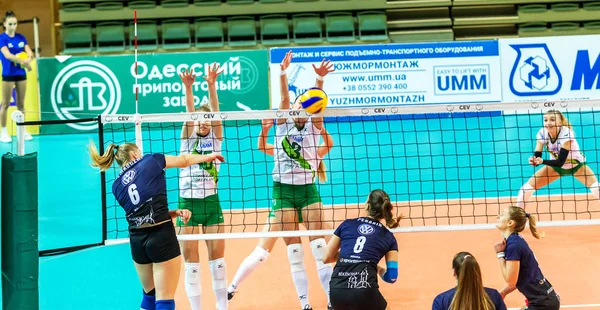 Odessa, Ukrayna 27 Kasım 2018: 2019 CEV Voleybol CUP - Kadınlar 16. Finali Khimik YUZHNY (UKR) - yeşil Swietelsky BEKESCSABA (HUN) - mavi. Resmi Avrupa Voleybol Turnuvası Balosu