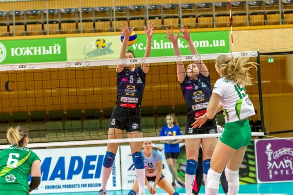 Odessa, Ukrayna 27 Kasım 2018: 2019 CEV Voleybol CUP - Kadınlar 16. Finali Khimik YUZHNY (UKR) - yeşil Swietelsky BEKESCSABA (HUN) - mavi. Resmi Avrupa Voleybol Turnuvası Balosu
