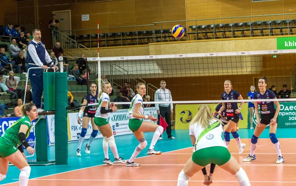 Odessa, Ukrayna 27 Kasım 2018: 2019 CEV Voleybol CUP - Kadınlar 16. Finali Khimik YUZHNY (UKR) - yeşil Swietelsky BEKESCSABA (HUN) - mavi. Resmi Avrupa Voleybol Turnuvası Balosu