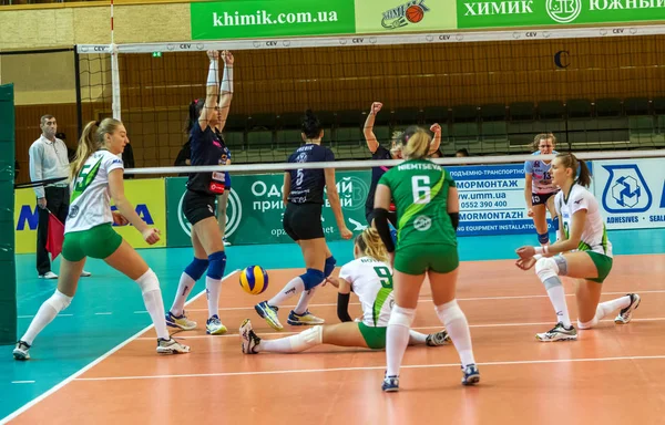 Odessa, Ukrayna 27 Kasım 2018: 2019 CEV Voleybol CUP - Kadınlar 16. Finali Khimik YUZHNY (UKR) - yeşil Swietelsky BEKESCSABA (HUN) - mavi. Resmi Avrupa Voleybol Turnuvası Balosu
