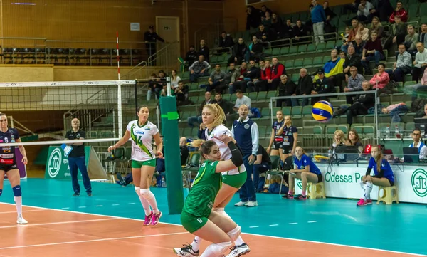 Odessa, Ukrayna 27 Kasım 2018: 2019 CEV Voleybol CUP - Kadınlar 16. Finali Khimik YUZHNY (UKR) - yeşil Swietelsky BEKESCSABA (HUN) - mavi. Resmi Avrupa Voleybol Turnuvası Balosu