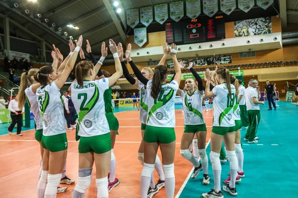 Odessa, Ukrayna 27 Kasım 2018: 2019 CEV Voleybol CUP - Kadınlar 16. Finali Khimik YUZHNY (UKR) - yeşil Swietelsky BEKESCSABA (HUN) - mavi. Resmi Avrupa Voleybol Turnuvası Balosu