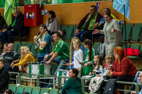 乌克兰奥德萨 在欧洲排球锦标赛期间 看台上兴奋尖叫的球迷 成群结队的体育俱乐部球迷对自己球队的比赛做出情绪反应 — 图库照片