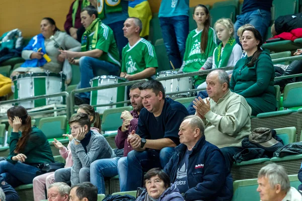 オデッサ ウクライナ 2018 バレーボール欧州選手権の中にスタンドのファンを叫んで興奮しています スポーツ クラブのファンの群集が彼らのチームのゲームに感情的に反応します — ストック写真