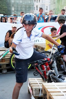 Odessa, Ukrayna - 28 Temmuz 2007: ahşap uçuş oyun alanında atlama Freestyle genç erkek. Akrobatik hileci üstünde bir bisiklet bisiklet deneme. BMX, Mtb