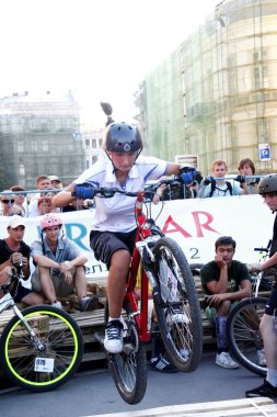 Odessa, Ukrayna - 28 Temmuz 2007: ahşap uçuş oyun alanında atlama Freestyle genç erkek. Akrobatik hileci üstünde bir bisiklet bisiklet deneme. BMX, Mtb