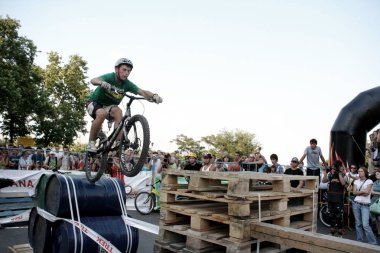 Odessa, Ukrayna - 28 Temmuz 2007: ahşap uçuş oyun alanında atlama Freestyle genç erkek. Akrobatik hileci üstünde bir bisiklet bisiklet deneme. BMX, Mtb