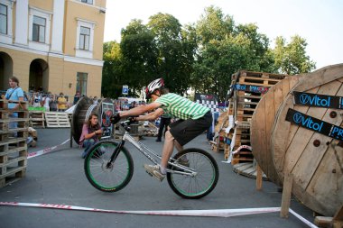Odessa, Ukrayna - 28 Temmuz 2007: ahşap uçuş oyun alanında atlama Freestyle genç erkek. Akrobatik hileci üstünde bir bisiklet bisiklet deneme. BMX, Mtb