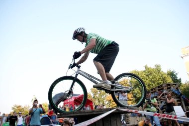 Odessa, Ukrayna - 28 Temmuz 2007: ahşap uçuş oyun alanında atlama Freestyle genç erkek. Akrobatik hileci üstünde bir bisiklet bisiklet deneme. BMX, Mtb