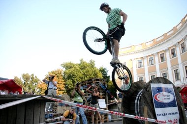 Odessa, Ukrayna - 28 Temmuz 2007: ahşap uçuş oyun alanında atlama Freestyle genç erkek. Akrobatik hileci üstünde bir bisiklet bisiklet deneme. BMX, Mtb
