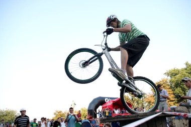 Odessa, Ukrayna - 28 Temmuz 2007: ahşap uçuş oyun alanında atlama Freestyle genç erkek. Akrobatik hileci üstünde bir bisiklet bisiklet deneme. BMX, Mtb