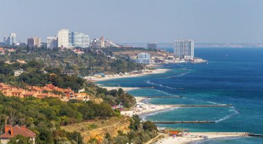 Güzel yalı Odessa Körfezi'nin manzarasına. Boş plajları ve kaç turist, tatilcilerin ile deniz manzarası. Turizm reklam afiş için arka plan