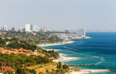 Güzel yalı Odessa Körfezi'nin manzarasına. Boş plajları ve kaç turist, tatilcilerin ile deniz manzarası. Turizm reklam afiş için arka plan