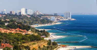 Güzel yalı Odessa Körfezi'nin manzarasına. Boş plajları ve kaç turist, tatilcilerin ile deniz manzarası. Turizm reklam afiş için arka plan