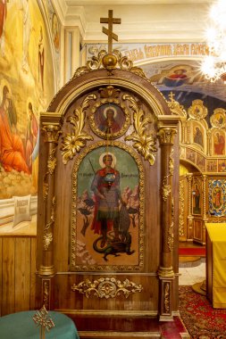 Ortodoks Hıristiyan Kilisesi, sunak, İkonostasisin ve güzel tarihi mimari kemerler, boyalı ikonlar, fresk, bas-reliefs doğal ışık altındaki iç. Dini tapınak Odessa, Ukrayna