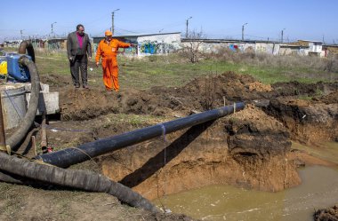 Odessa, Ukrayna - 16 Nisan 2012: Kanalizasyon Pompa İstasyonu çevre felaketi insan yapımı felaket. Sular altında siperler açık Odessa, Ukrayna 16 Nisan 2012 atık su kırık eski paslı boruları tamir.