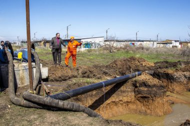 Odessa, Ukrayna - 16 Nisan 2012: Kanalizasyon Pompa İstasyonu çevre felaketi insan yapımı felaket. Sular altında siperler açık Odessa, Ukrayna 16 Nisan 2012 atık su kırık eski paslı boruları tamir.
