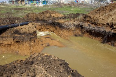 Odessa, Ukrayna - 16 Nisan 2012: Kanalizasyon Pompa İstasyonu çevre felaketi insan yapımı felaket. Sular altında siperler açık Odessa, Ukrayna 16 Nisan 2012 atık su kırık eski paslı boruları tamir.