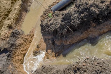 Odessa, Ukrayna - 16 Nisan 2012: Kanalizasyon Pompa İstasyonu çevre felaketi insan yapımı felaket. Sular altında siperler açık Odessa, Ukrayna 16 Nisan 2012 atık su kırık eski paslı boruları tamir.