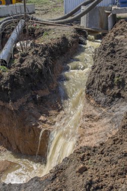 Odessa, Ukrayna - 16 Nisan 2012: Kanalizasyon Pompa İstasyonu çevre felaketi insan yapımı felaket. Sular altında siperler açık Odessa, Ukrayna 16 Nisan 2012 atık su kırık eski paslı boruları tamir.