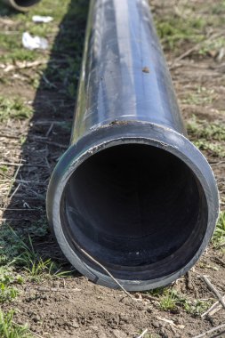 Odessa, Ukrayna - 16 Nisan 2012: Kanalizasyon Pompa İstasyonu çevre felaketi insan yapımı felaket. Sular altında siperler açık Odessa, Ukrayna 16 Nisan 2012 atık su kırık eski paslı boruları tamir.